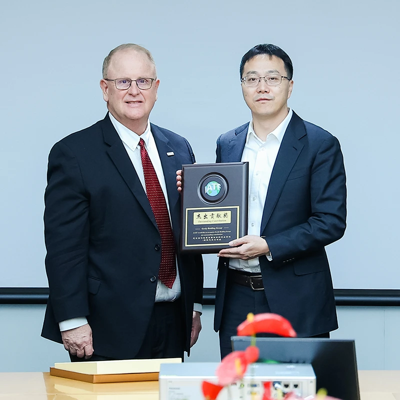El Presidente de la IATF James Bruin entrega el Premio a la Contribución Destacada a Geely